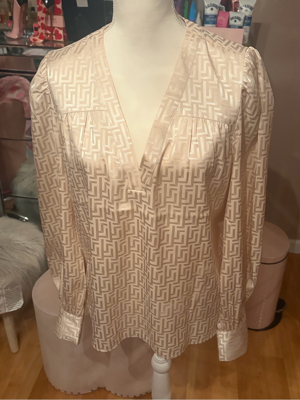 Express Cream Geometric Print V-Neck Long Sleeve Blouse Size M